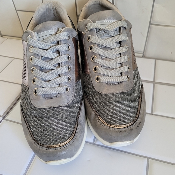 CESTFINI Womens Gray Metallic Wedge Heel Fashion Sneaker 2 in Heel - Picture 7 of 10